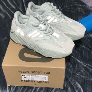 Adidas Yeezy 700